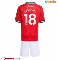 Otroške Nogometnih dresov Manchester United Casemiro #18 Domači 2025-26 Kratki rokavi (+ hlače)